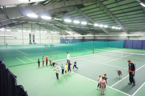 Тениссные корты в центре Максима Мирного в 2011 году