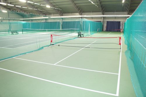 Тениссные корты в центре Максима Мирного в 2011 году