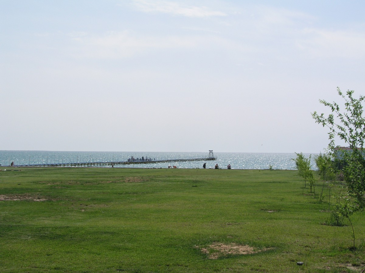 Теннисный корт в южной ре­зиден­ции президента. Актау, Казахстан: фото 