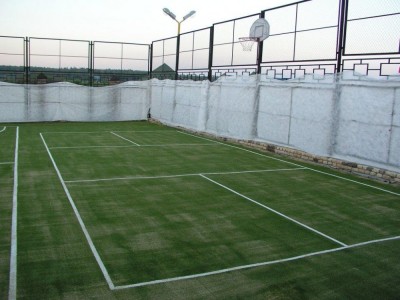 Бадминтон, ис­кусс­твен­ная трава